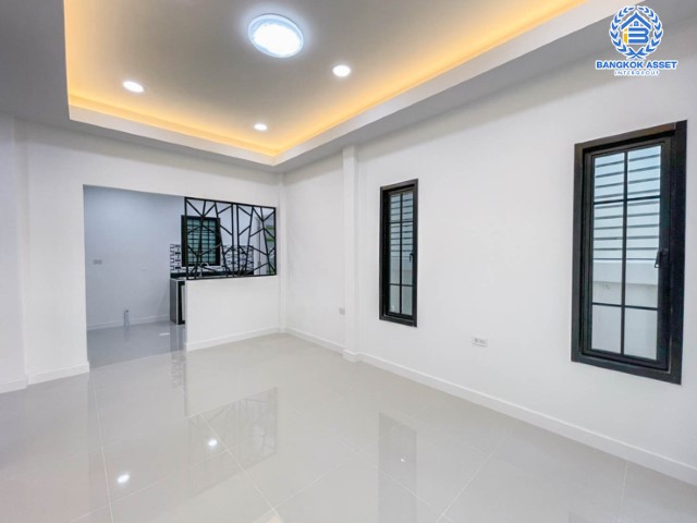 *****บ้านแฝดมือสองชั้นเดียว ย่านนนทบุรี ม.รวยรื่น ติวานนท์  บ้านสวยตกแต่งใหม่เหมือนมือหนึ่ง บนเนื้อที่ 32 ตร.ว. มาพร้อมฟังก์ชัน 3 ห้องนอน 3 ห้องน้ำ จอดรถ 1 คัน  บนทำเลศักยภาพ เชื่อมต่อถนนหลายเส้นทาง ใกล้จุดขึ้นทางด่วนงามวงศ์วาน และ รถไฟฟ้าสถานีกระทรวงสาธารณสุข เติมเต็มด้วยสิ่งอำนวยความสะดวกครบครัน